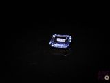 un saphir bleu sur un fond noir