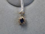 une photo d'un collier orné d'une pierre bleue