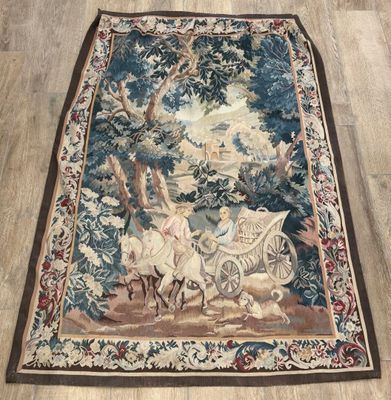 une image représentant un tapis sur lequel figure une femme dans une calèche