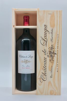 caisse à vin en bois contenant une bouteille de vin rouge