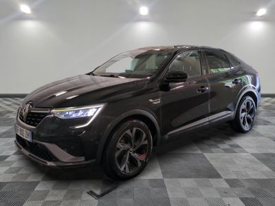 la voiture noire est garée sur un sol en damier dans le garage