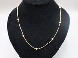 un collier en or orné de perles sur un mannequin noir