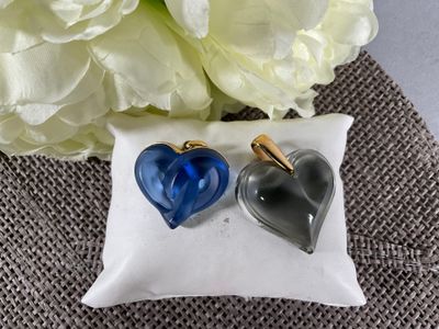 LALIQUE 2 pendentifs en cristal, l'un gris légèrement poli, …