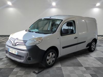 la photo d'une camionnette blanche garée dans une pièce