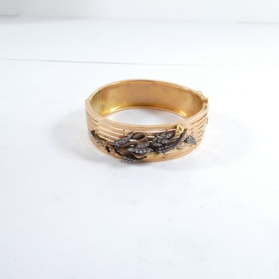 un gros plan d'une bague en or ornée d'un dragon