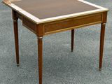 une petite table en bois avec un plateau en verre