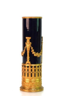 un vase noir et doré surmonté d'une statuette
