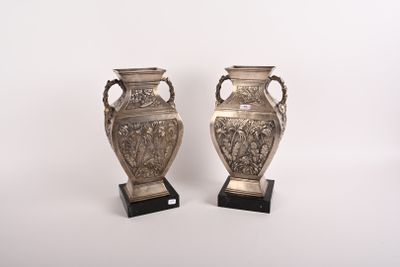deux vases en argent empilés l'un sur l'autre