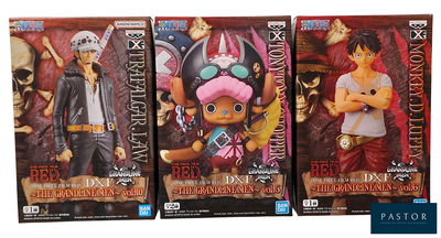 Des figurines de pirates sont alignées sur une vitrine