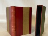 deux livres posés l'un à côté de l'autre sur une table