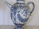 un vase bleu et blanc avec une anse sur une table
