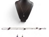 un collier, un bracelet et une bague sur un mannequin