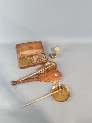 une petite boîte en bois contenant une horloge et une paire de ciseaux