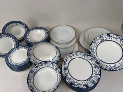 beaucoup d'assiettes et de bols posés sur une table