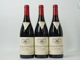 trois bouteilles de vin posées sur une table l'une à côté de l'autre