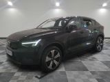 un SUV Volvo noir garé dans un garage au sol carrelé