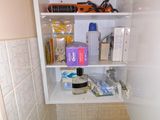 une petite salle de bains avec des toilettes et un meuble de rangement