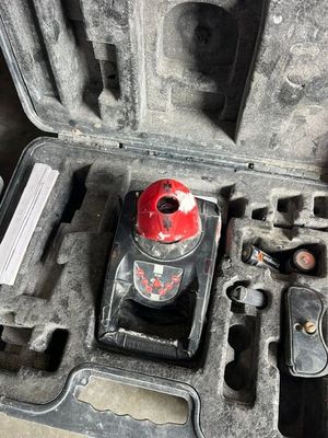 une mallette contenant des outils posée sur le sol