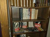 une étagère contenant de nombreux livres dans une pièce