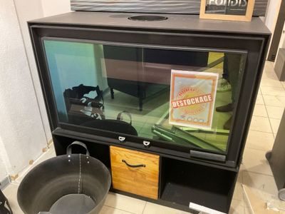 un téléviseur posé sur un meuble