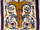 une image représentant une écharpe violette et jaune ornée d'oiseaux et de fleurs