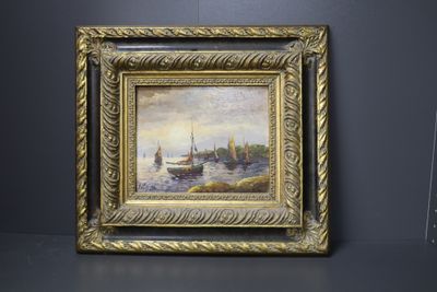 un tableau représentant un voilier sur l'eau, à côté d'un tableau accroché au mur