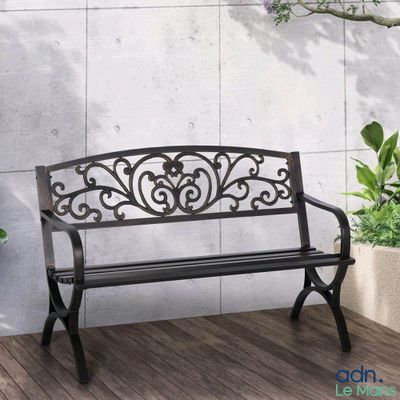 un banc noir posé sur une terrasse en bois, à côté d'une plante en pot