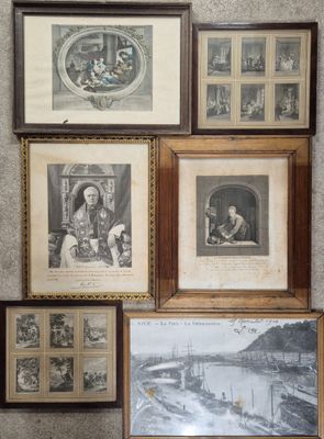 de nombreuses photos encadrées sur le mur de cette pièce