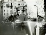 une photo en noir et blanc d'un homme en costume et chapeau