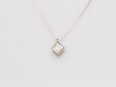 Collier en platine, à fine maille forçat, serti d'un diamant…
