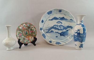 CHINE / JAPON Ensemble en porcelaine, comprenant :