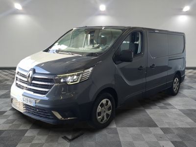 une photo d'une camionnette grise garée dans un showroom
