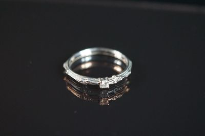 gros plan d'une bague en diamant sur une surface noire