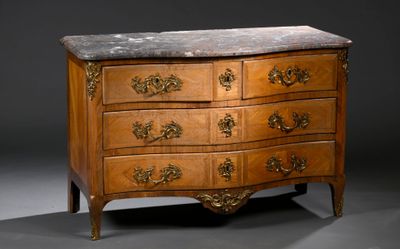 une commode surmontée d'un plateau en marbre