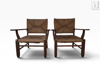 deux chaises avec des assises et des accoudoirs tressés sur fond blanc