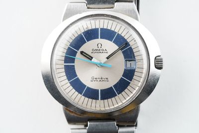 l'image d'une montre argentée et bleue sur une surface blanche