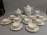 beaucoup de tasses à thé et de soucoupes sur la table