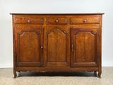 un buffet ancien en chêne avec deux tiroirs et deux portes
