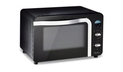 une image d'un four à micro-ondes sur fond blanc