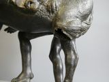 une statue en bronze représentant un homme à cheval