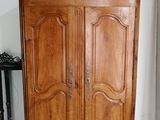 une armoire en bois surmontée d'une porte