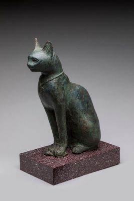 an image of a statue of a cat sitting on top of a block
