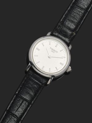 gros plan d'une montre sur une surface noire avec un fond noir