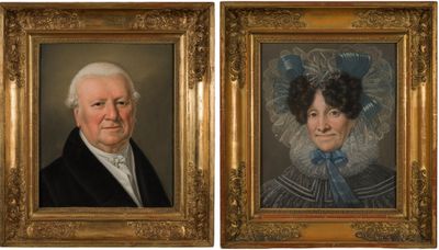 deux portraits d'un homme et d'une femme sont présentés dans un cadre en or