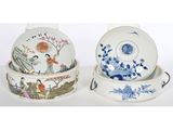 Deux bols en porcelaine chinoise avec leurs couvercles sont posés sur une surface blanche.