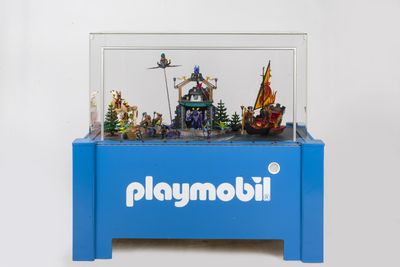 une vitrine bleue contenant une petite maquette de ville