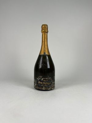 une bouteille de champagne posée sur une table blanche