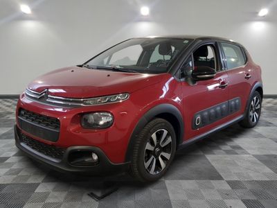 la citrole rouge est garee sur un carrelage en damier