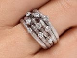 une image représentant la main d'une femme portant une bague en diamant