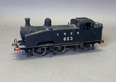 un petit train posé sur une surface blanche
